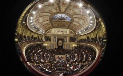 Spagna, Parlamento sospende catalani